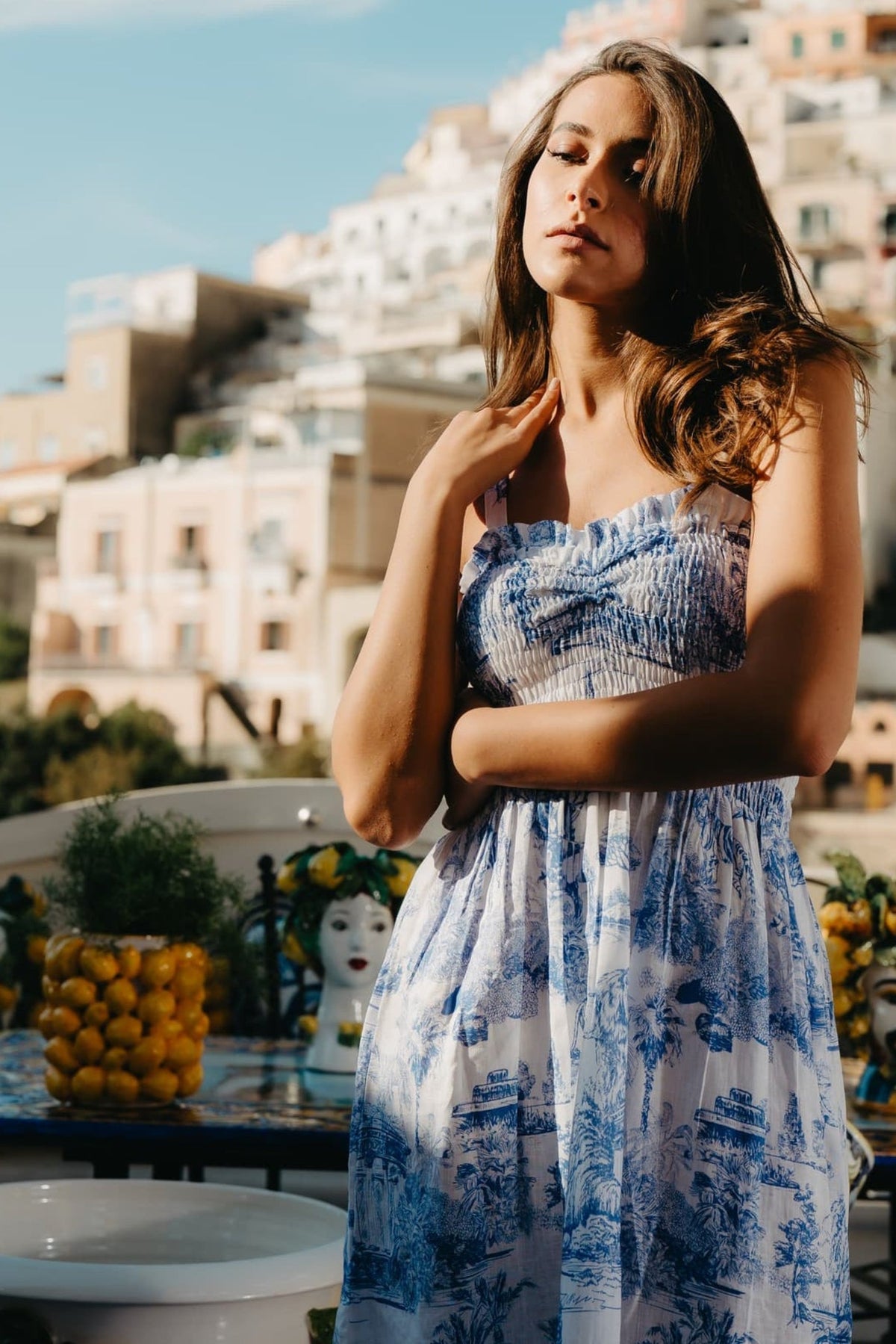 Abito Positano Lungo in Puro Lino con Stampa Blu Toile de Jouy e fascia Macrame’ - Nanà Positano