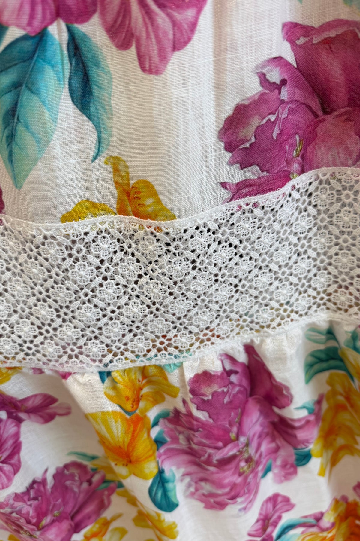 Abito Positano Lungo in Puro Lino con Stampa Fiori e fascia Macramè - Nanà Positano | Sandali Artigianali Positano Realizzati A Mano