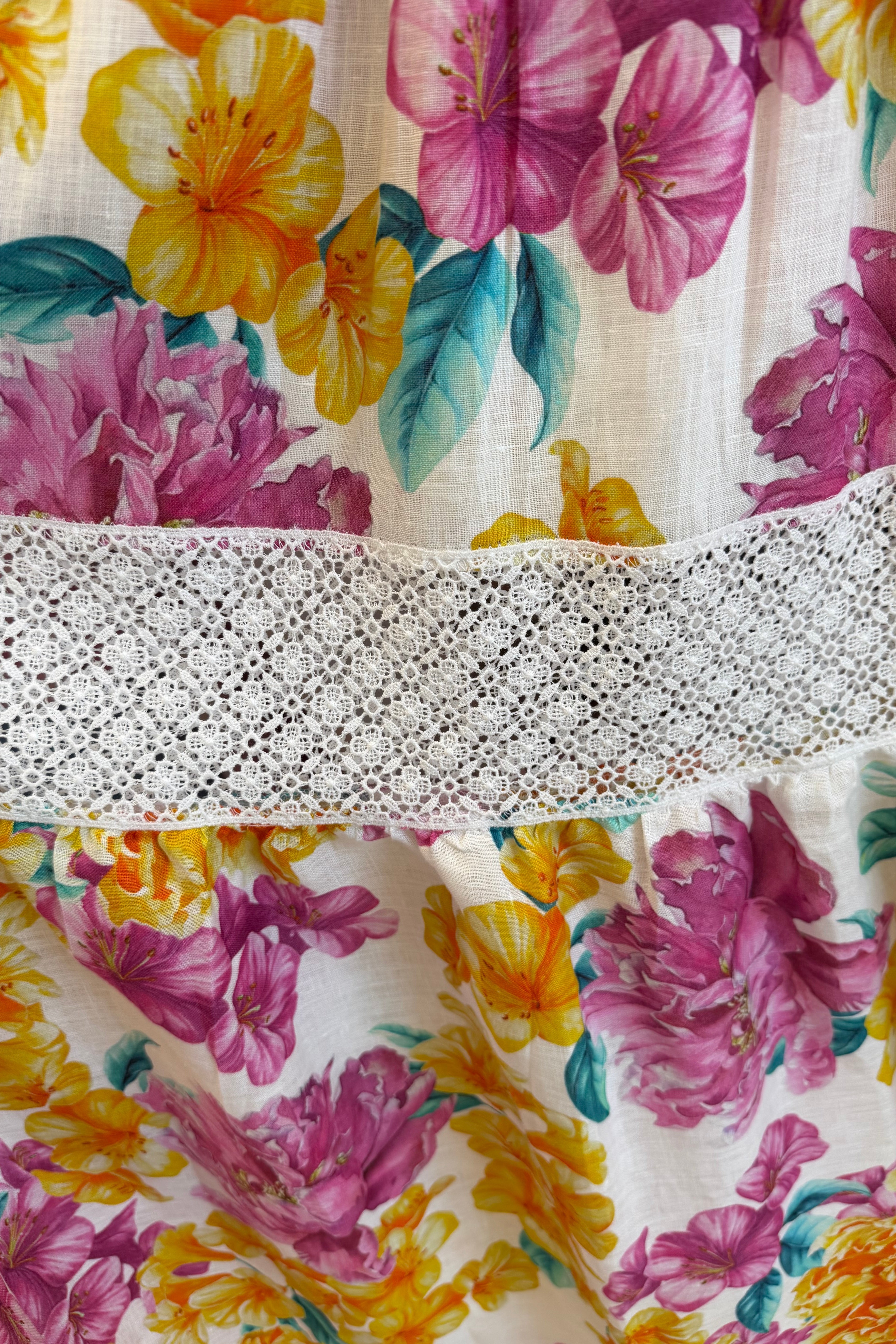 Abito Positano Lungo in Puro Lino con Stampa Fiori e fascia Macramè - Nanà Positano | Sandali Artigianali Positano Realizzati A Mano