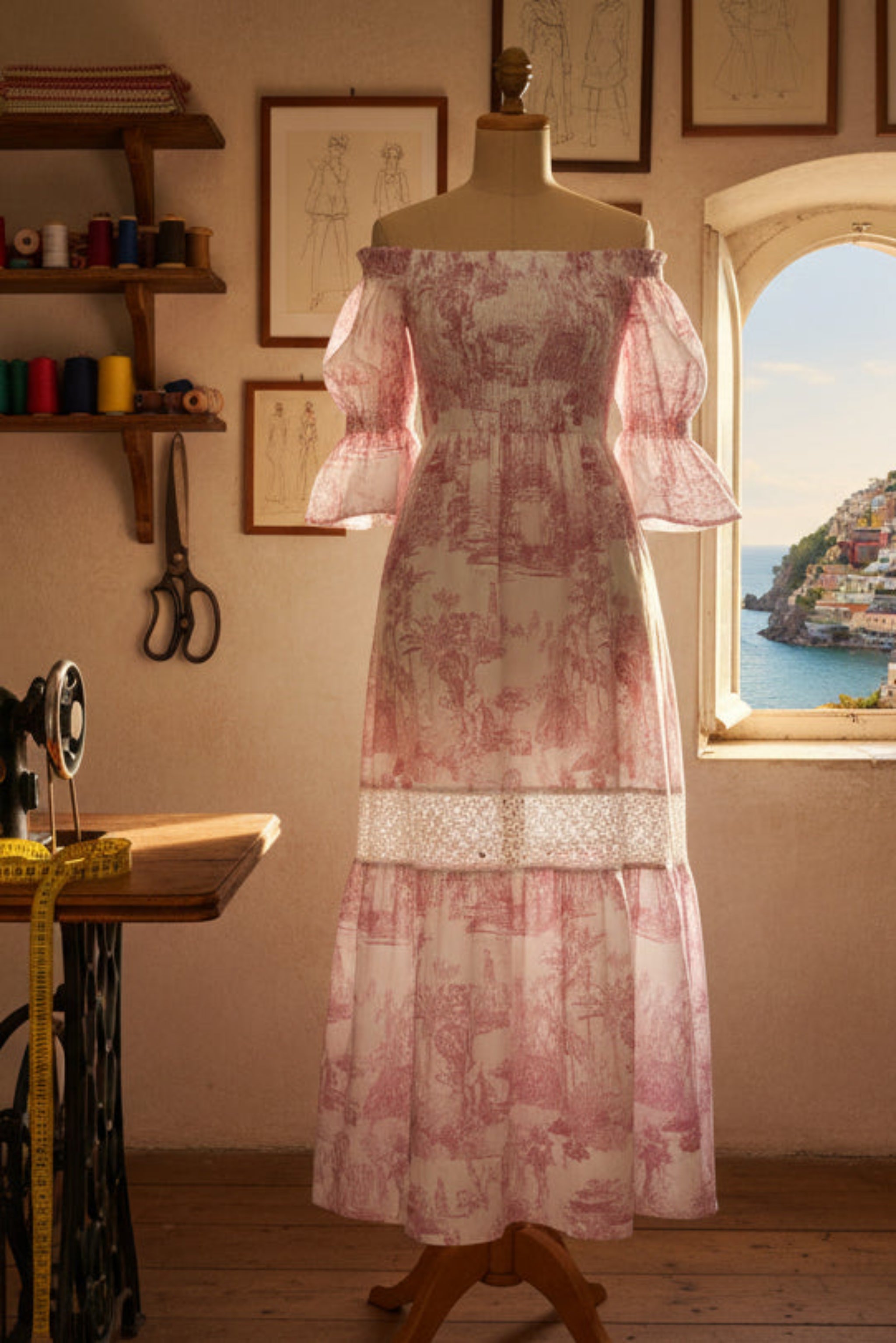 Abito Positano Lungo in Puro Lino con Stampa Rosa Toile de Jouy - Nanà Positano | Sandali Artigianali Made In Positano