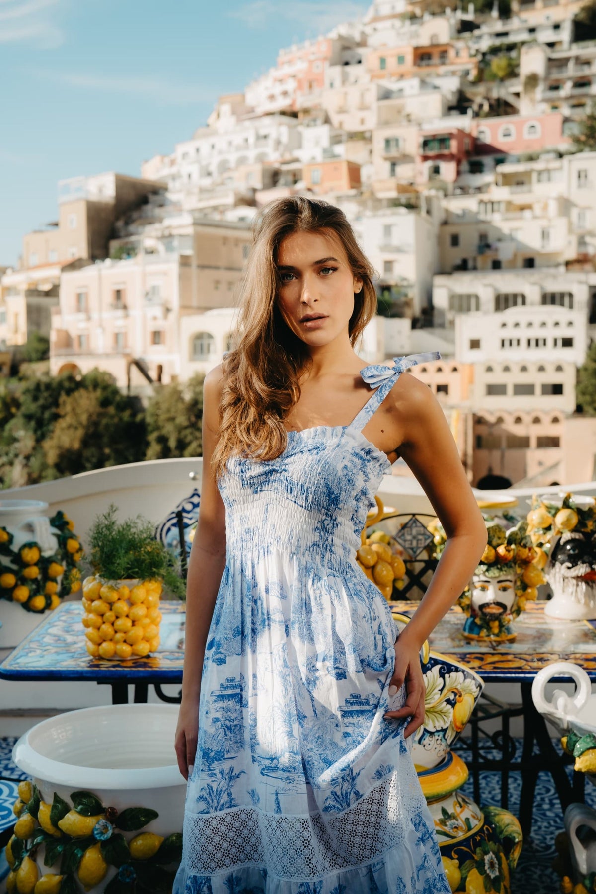 Abito Positano Lungo in Puro Lino con Stampa Blu Toile de Jouy e fascia Macrame’ - Nanà Positano